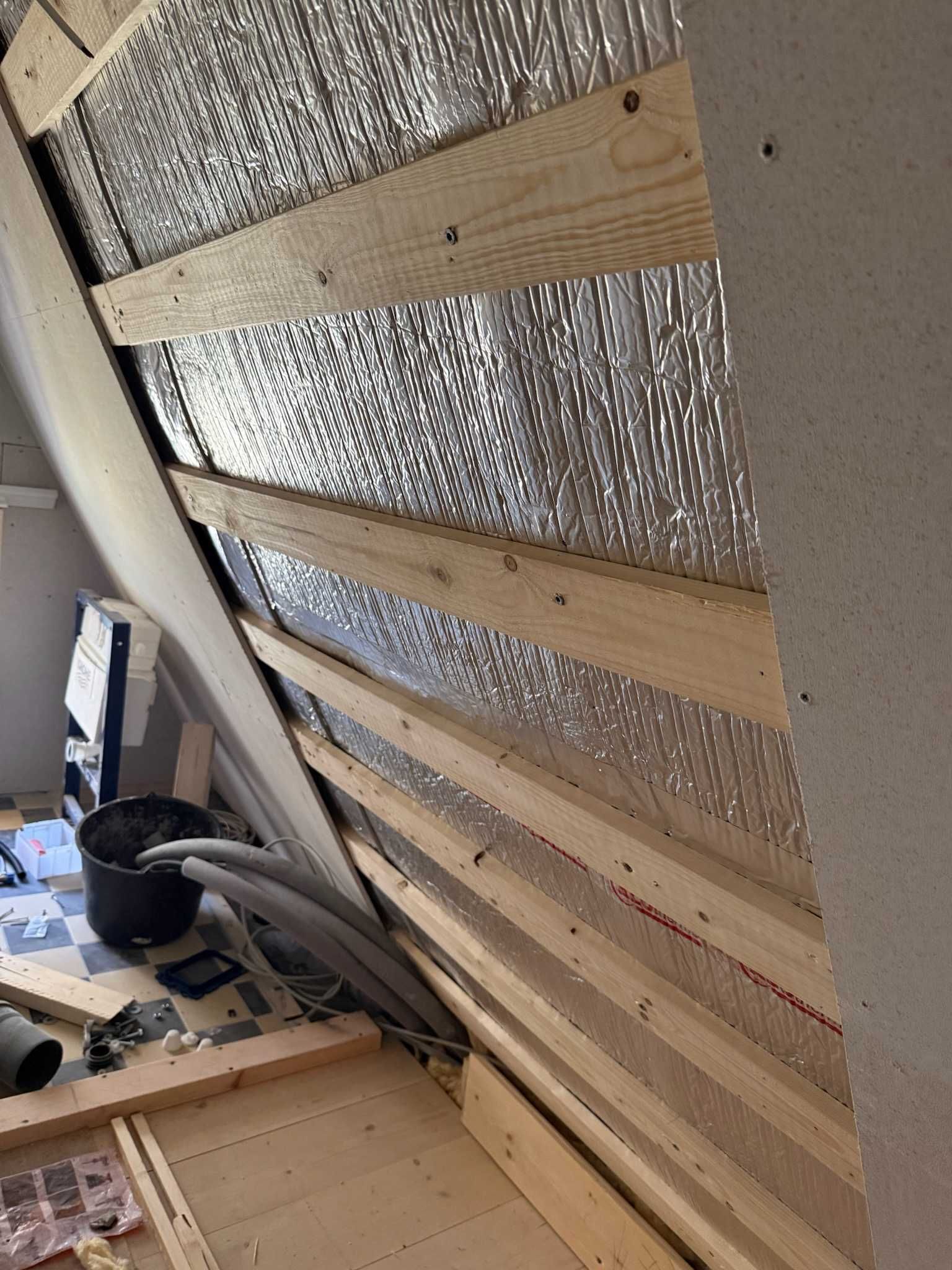 Skråvæg ved et badeværelse med Aluthermo Quattro og vandrette lægter